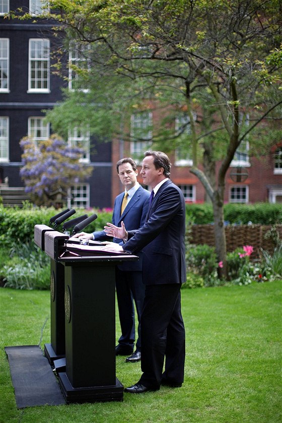 Nick Clegg (vlevo) a David Cameron na odpolední tiskové konferenci, kde nastínili fungování koaliní vlády (12. kvtna 2010)