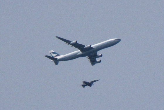 Armádní stíhaka doprovází letoun spolenosti Cathay Pacific na letit ve Vancouveru kvli podezení na bombu v letadle (15. kvtna 2010)
