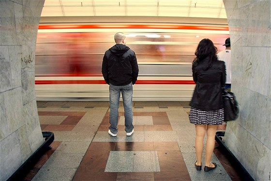 Oba mladíky stihli kolemjdoucí vytáhnout z kolejiště, ještě než přijel vlak. (Ilustrační snímek)