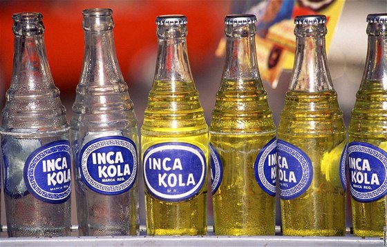 Inca Kola, lutý peslazený symbol Peru.