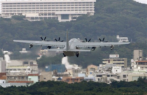 Dopravní letoun americké armády vzlétá z letecké základny Futenma v japonském...
