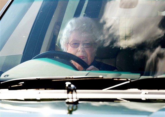 Britská královna Albta II. ídí automobil u zámku ve Windsoru.