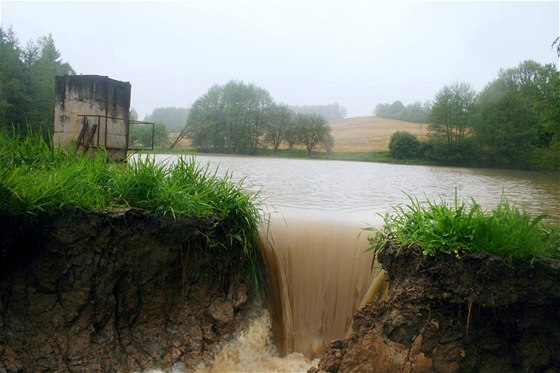 Protrená nádr na Loueském potoce u Hustopeí nad Bevou. (14. kvtna 2010)