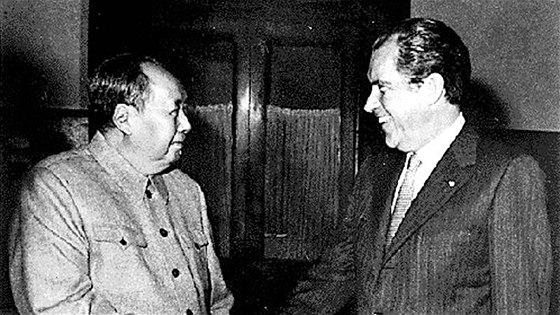 Pedseda komunistické strany v ín Mao Ce-tung a prezident USA Richard Nixon na svém jednání v únoru 1972.