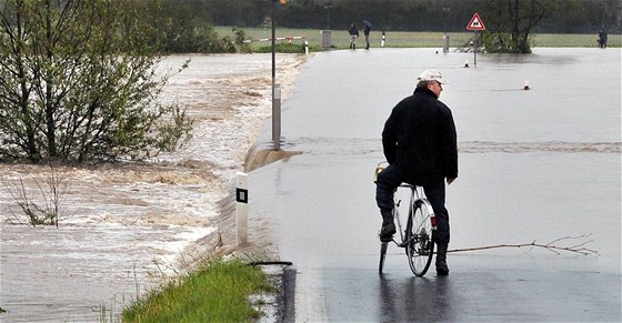 Silnice z Ostravy do Staré Blé je pod vodou. (18. kvtna 2010)
