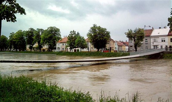 Povodn letos v kvtnu pokodily nkolik most, ohroovaly napíklad i lávku pes eku Moravu v Kromíi.