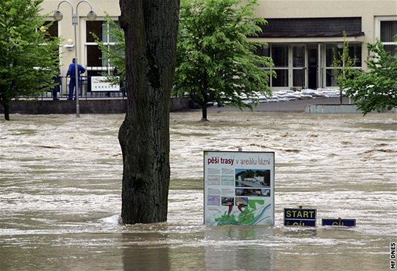 eka Beva se dokáe vylít z koryta velmi rychle a prudce. Takhle zaplavila letos v kvtnu ást Teplic nad Bevou.