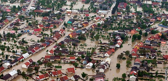 Obce na Přerovsku stále čekají na většinu protipovodňových opatření navržených po záplavách v roce 1997. Velká voda je tak nadále ohrožuje, například Troubky byly výrazně zaplaveny i v květnu 2010 (na snímku).
