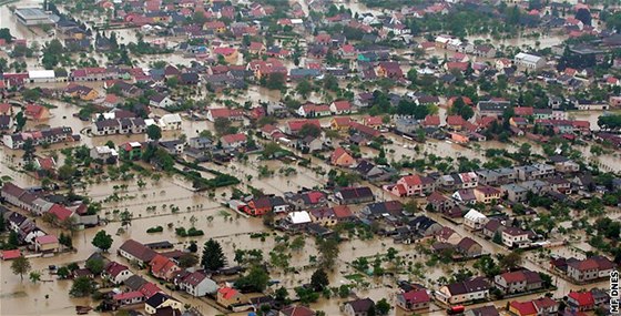 Troubky na Přerovsku smetly povodně roku 1997, obnovenou ves ale záplavy znovu silně poničily o třináct let později (na snímku). Ochrana před velkou vodou se přesto začne stavět nejdříve v roce 2019.