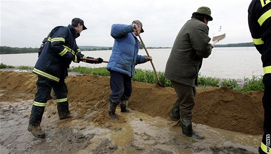 Kdy se staví protipovodové hráze lopatou, u je zpravidla pozd. Ilustraní foto