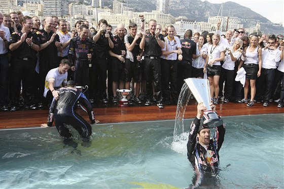 V BAZÉNU. Mark Webber oslavuje vítzství ve Velké cen Monaka skokem do vody.
