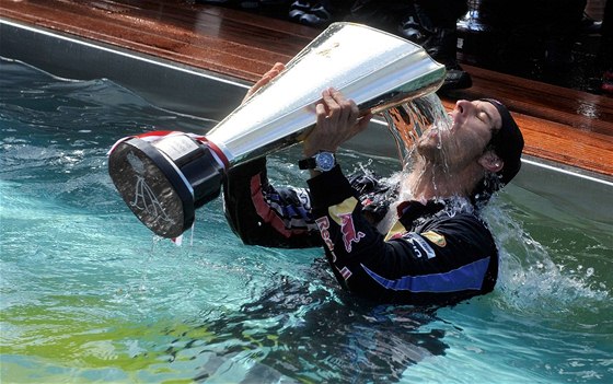 OSLAVA V BAZÉNU. Mark Webber oslavuje vítzství ve Velké cen Monaka v bazénu.