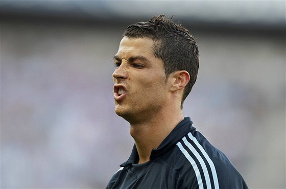 NEDAÍ SE. Tak Cristiano Ronaldo smutnil poté, co jeho Real Madrid piel o titul. A s portugalskou reprezentací to není v poslední dob jiné.