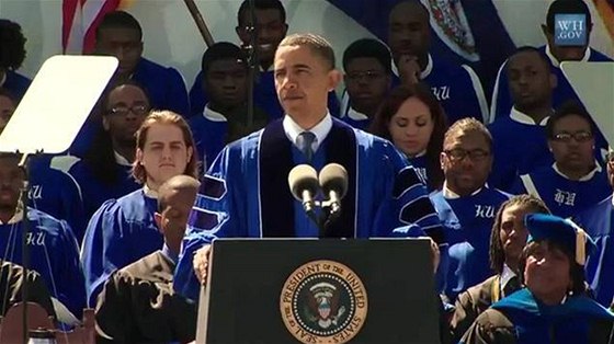 Obama pi promoním projevu na Hampton University