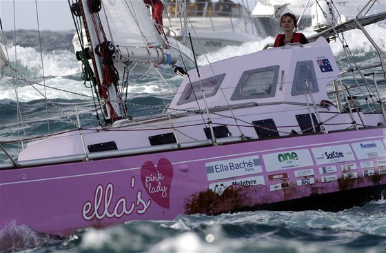 KVTEN 2010. Jessica Watsonová piplouvá do pístavu v Sydney, kde zakonila svou plavbu kolem svta.