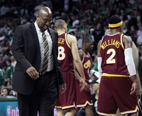 Mike Brown, kou Clevelandu Cavaliers, a jeho svenci Anthony Parker a Mo Williams po skonení tvrtého zápasu série s Bostonem Celtics