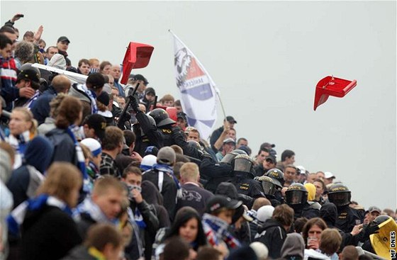 Fanouci Baníku Ostrava hází sedakami na stadionu v Píbrami