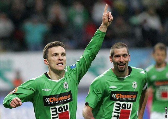 David Lafata (vlevo) a Petr Pavlík z Jablonce slaví gól v duelu s eskými Budjovicemi