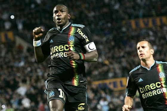 Mamadou Niang (vlevo) a Benoit Cheyrou z Marseille slaví gól do sít Grenoblu