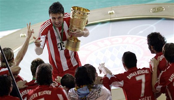 Mark van Bommel, kapitán Bayernu, s trofejí pro vítze Nmeckého poháru
