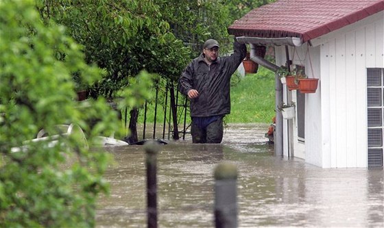 Obyvatele zatopeného Koblova museli své domy opustit uprosted noci.