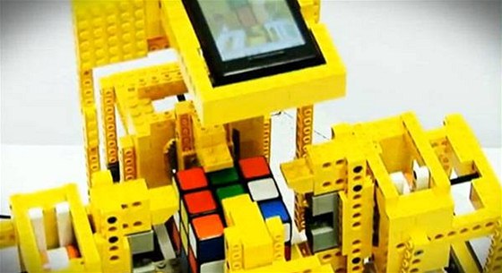 Motorola Droid eí Rubikovu kostku