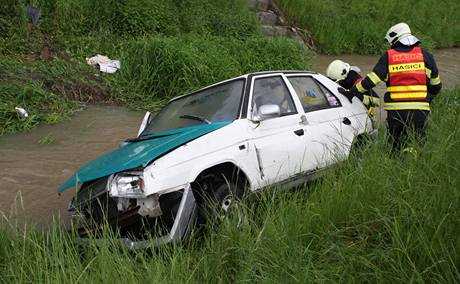 Auto skonilo v potoce stechou dol, obyvatelm Bohuslavic se podailo zachrnit posdku a otoit jej na bok. (14. kvtna 2010)