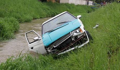 Auto skonilo v potoce stechou dol, obyvatelm Bohuslavic se podailo zachrnit posdku a otoit jej na bok. (14. kvtna 2010)