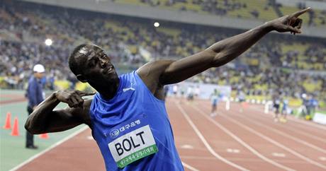 Usain Bolt svm typickm zpsobem slav triumf v zvod na 100 metr v jihokorejskm Tegu (19.5.2010)