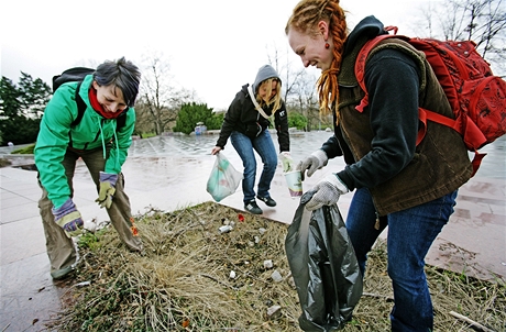 Guerilla gardening - "partyznt zahradnci" sbraj odpadky a vysazuj kvtiny na veejnch mstech