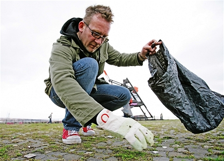 Guerilla gardening - "partyznt zahradnci" sbraj odpadky a vysazuj kvtiny na veejnch mstech