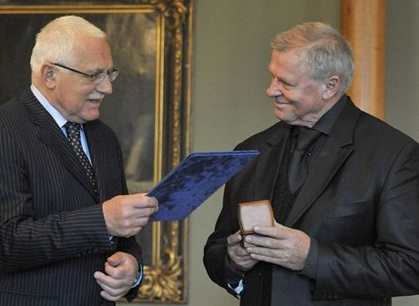 Prezident Vclav Klaus (vlevo) ocenil na Praskm hrad jazzovho zpvka Ladislava Kerndla (12. kvtna 2010)