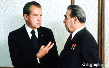 Americk prezident Richard Nixon a sovtsk vdce Leonid Brenv v Moskv v roce 1974.