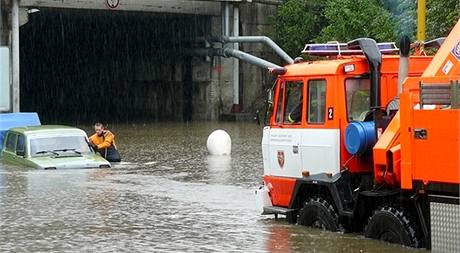 Hasii pomhaj vyproovat auta zaplaven v ulicch Havova. (18. kvtna 2010)
