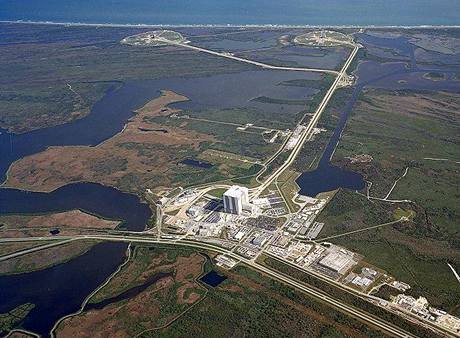 Leteck pohled na srdce start raketopln na Florid: v poped montn hala VAB, vzadu startovac rampy.