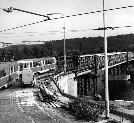 Stavba tramvajovho mostu v Troji