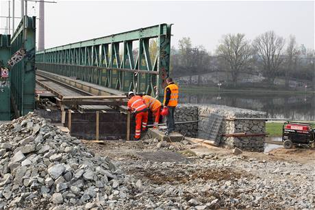 Zved�n� tramvajov�ho mostu v Troji