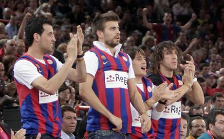 Fotbalist Barcelony byli pi finle basketbalov Euroligy v rolch fanouk. Zleva Sergio Busquets, Gerard Piqu, Bojan Krkic a Carles Puyol