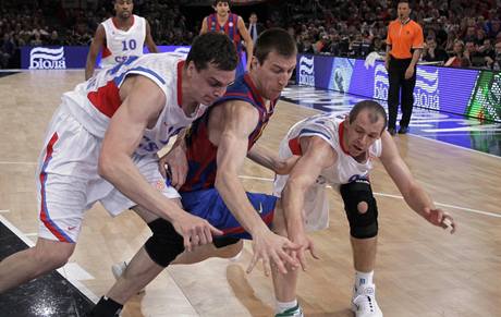 Fran Vzquez (uprosted) z Barcelony v souboji o m se Saou Kaunem (vlevo) a Ramunasem ikauskasem z CSKA Moskva