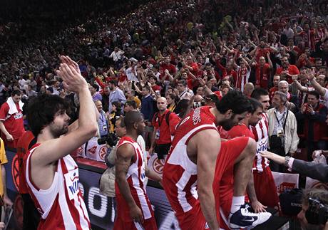 Basketbalist Olympiakosu se raduj se svmi fanouky z postupu do finle Euroligy