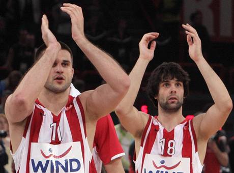 Linas Kleizua (vlevo) a Milo Teodosi z Olympiakosu Pireus se raduj z postupu do finle Euroligy