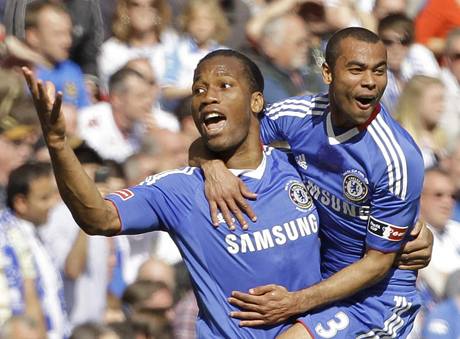 Didier Drogba (vlevo) a Ashley Cole z Chelsea slav gl do st Portsmouthu ve finle Anglickho pohru