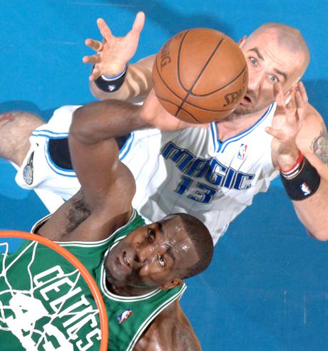 Kendrick Perkins (dole) z Bostonu Celtics zskv m ped Marcinem Gortatet z Orlanda Magic