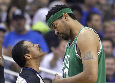 Rasheed Wallace z Bostonu Celtics diskutuje s rozhodm Billem Kennedym