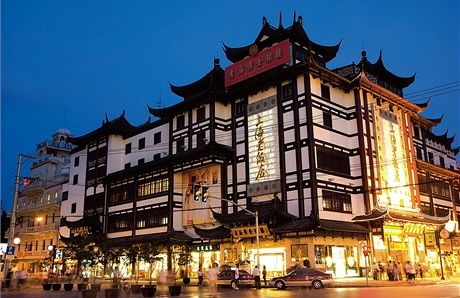 Modern anghajsk obchody a restaurace jsou nkdy schovan i do star architektury
