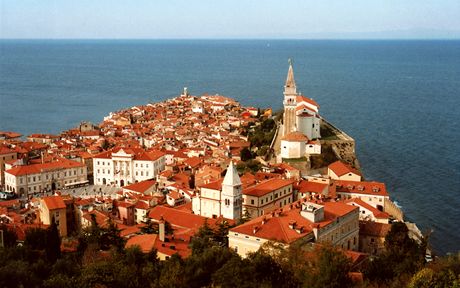 Slovinsko, pohled na Piran z hradeb