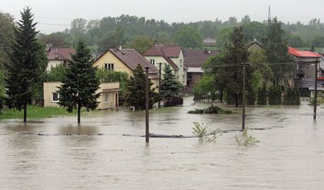 Obyvatele zatopenho Koblova museli sv domy opustit uprosted noci.