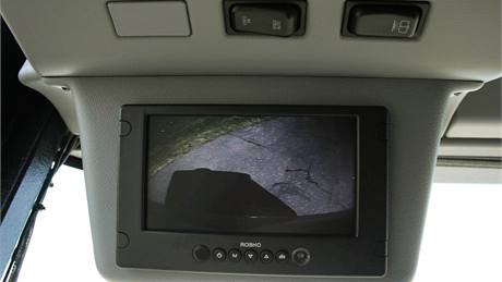 LCD s úhlopříčkou 6,5" v autobusu Mercedes CapaCity zobrazuje dění za autobusem při couvání