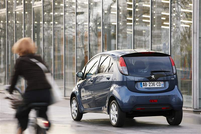 Peugeot iON. Práv takové vozítko budou pítí týden testovat studenti v Táboe. Ilustraní foto