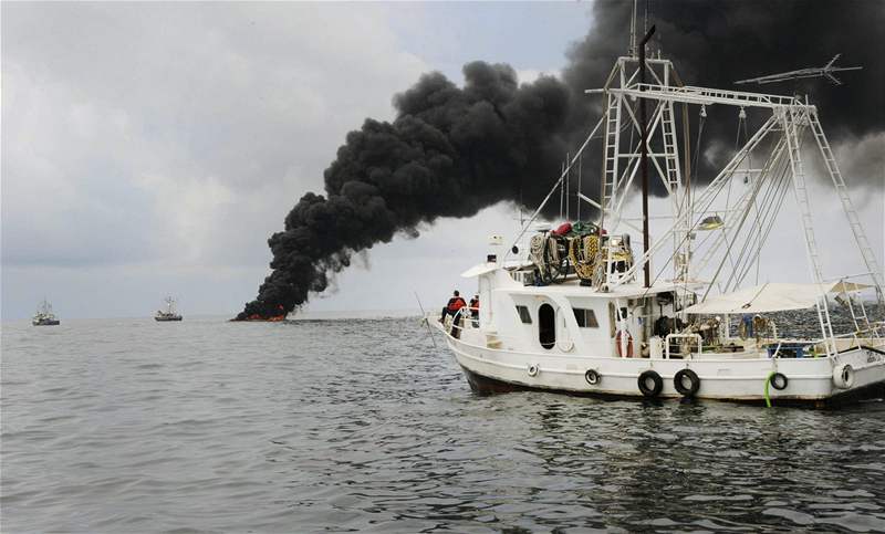 Lod amerického námonictva plují nedaleko ízeného poáru ropy uniklé do Mexického zálivu.